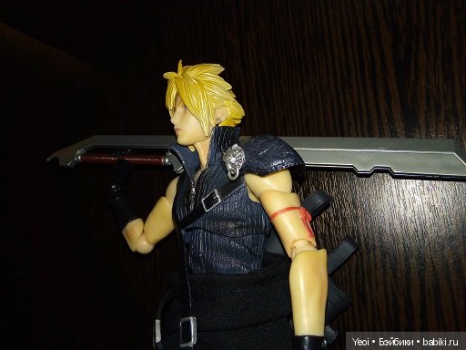 Фото фигурки Клауда Страйфа ("Последняя фантазия 7") с мечами
