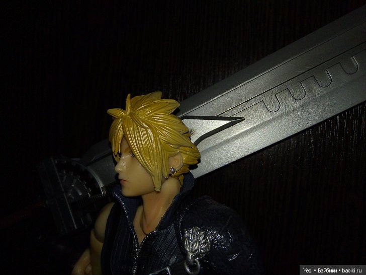 Фото фигурки Клауда Страйфа ("Последняя фантазия 7") с мечами