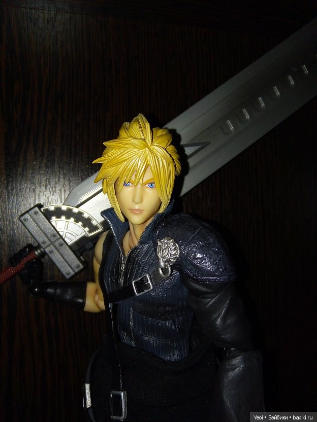 Фото фигурки Клауда Страйфа ("Последняя фантазия 7") с мечами