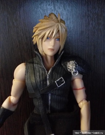 Фото фигурки Клауда Страйфа ("Последняя фантазия 7") с мечами