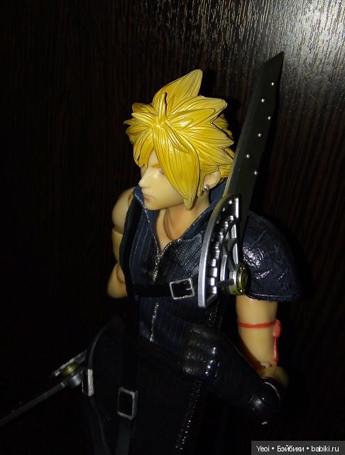 Фото фигурки Клауда Страйфа ("Последняя фантазия 7") с мечами