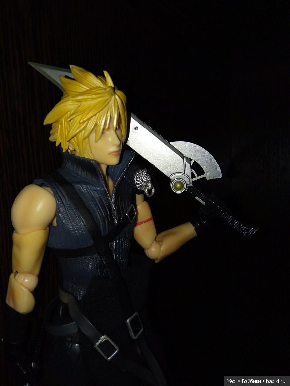 Фото фигурки Клауда Страйфа ("Последняя фантазия 7") с мечами