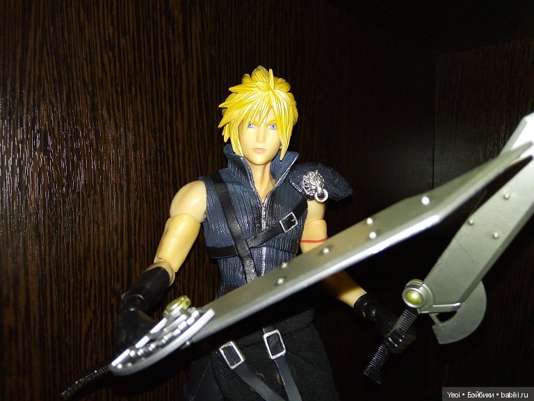 Фото фигурки Клауда Страйфа ("Последняя фантазия 7") с мечами