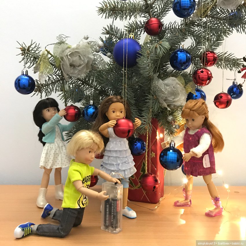 Как малышня елку наряжала