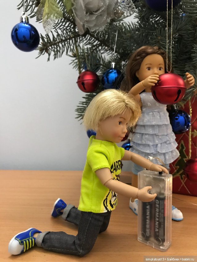 Как малышня елку наряжала