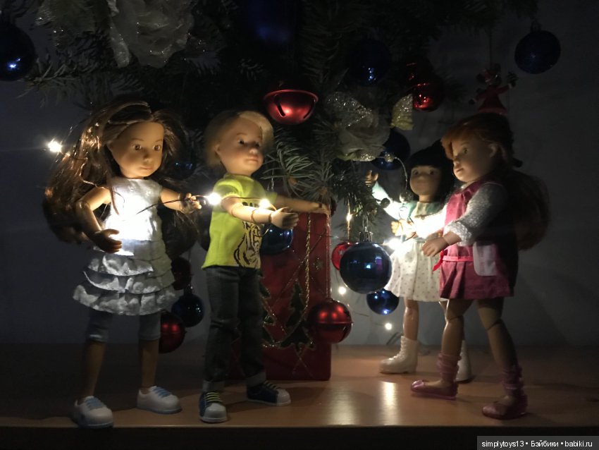 Как малышня елку наряжала