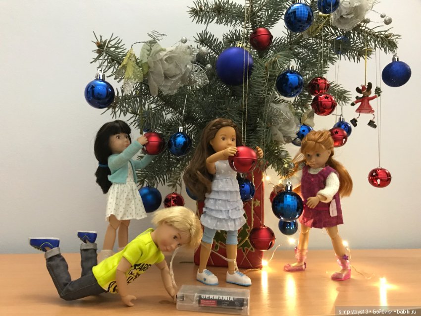 Как малышня елку наряжала