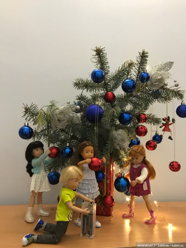 Как малышня елку наряжала