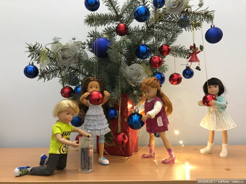 Как малышня елку наряжала