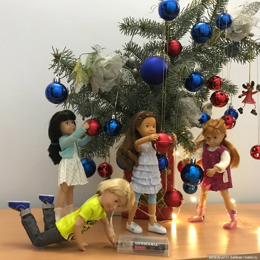 Как малышня елку наряжала