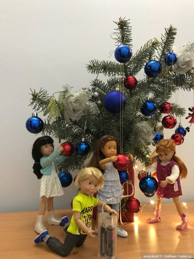 Как малышня елку наряжала