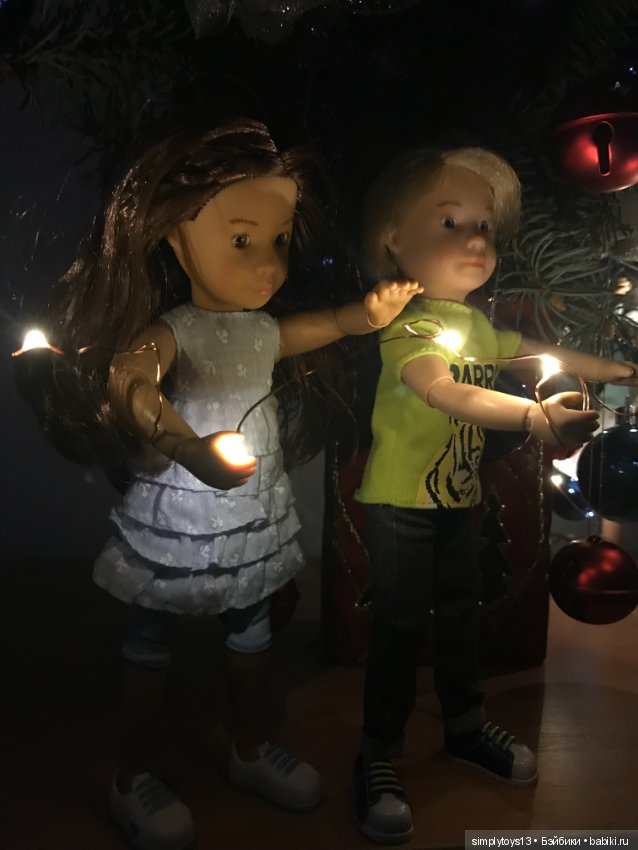 Как малышня елку наряжала