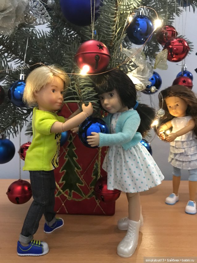 Как малышня елку наряжала