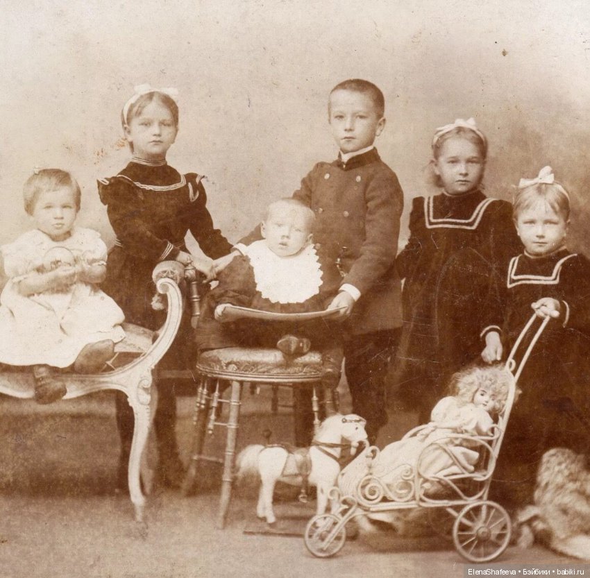 Как хочется заглянуть в прошлое своих антикварных кукол.....А Вам