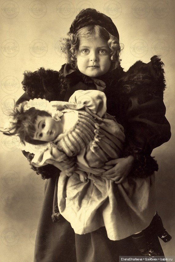 Как хочется заглянуть в прошлое своих антикварных кукол.....А Вам