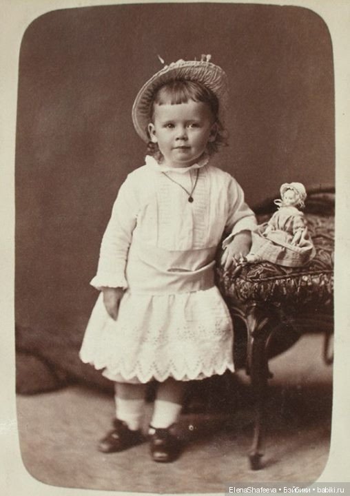 Как хочется заглянуть в прошлое своих антикварных кукол.....А Вам