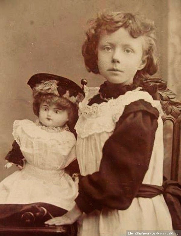 Как хочется заглянуть в прошлое своих антикварных кукол.....А Вам