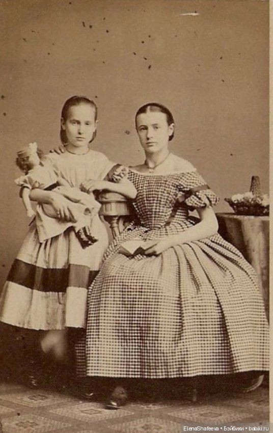 Как хочется заглянуть в прошлое своих антикварных кукол.....А Вам