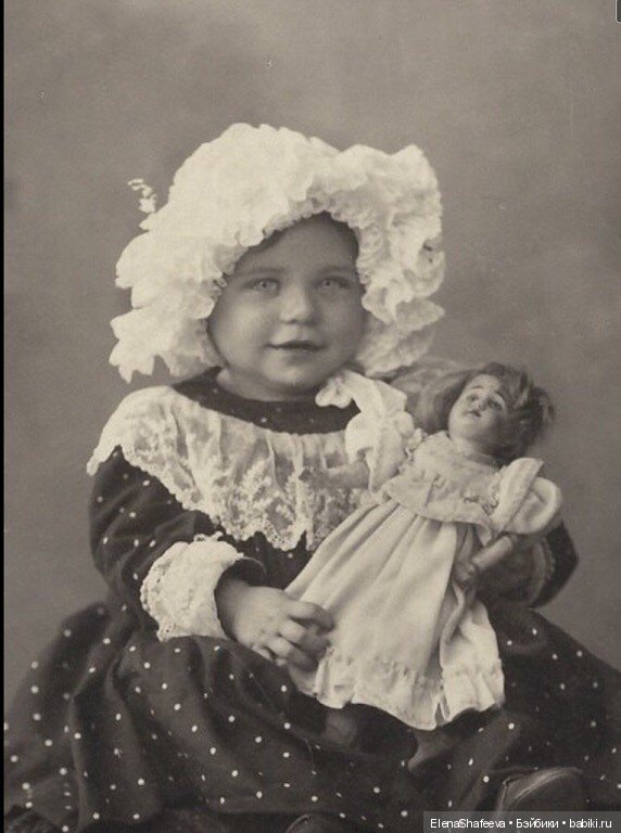 Как хочется заглянуть в прошлое своих антикварных кукол.....А Вам