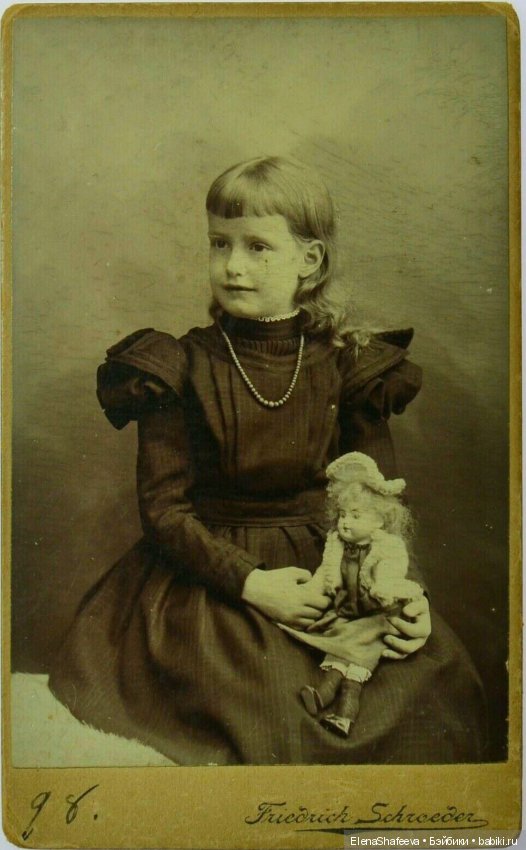 Как хочется заглянуть в прошлое своих антикварных кукол.....А Вам