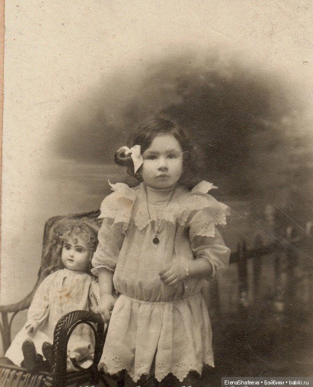 Как хочется заглянуть в прошлое своих антикварных кукол.....А Вам