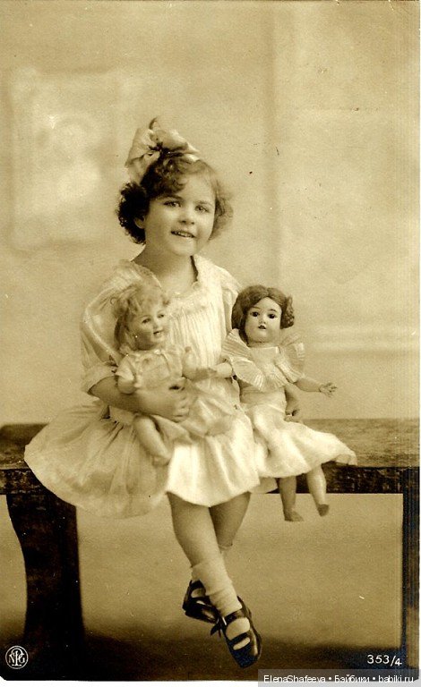 Как хочется заглянуть в прошлое своих антикварных кукол.....А Вам