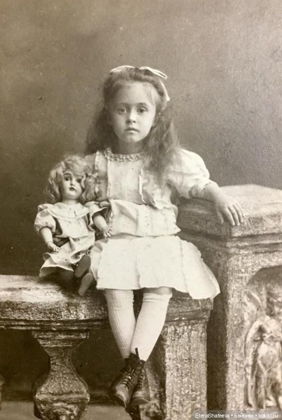 Как хочется заглянуть в прошлое своих антикварных кукол.....А Вам