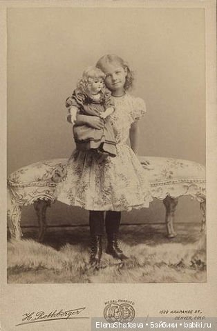 Как хочется заглянуть в прошлое своих антикварных кукол.....А Вам