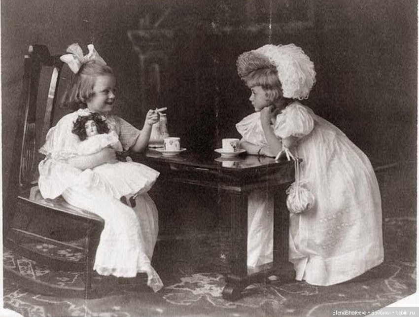 Как хочется заглянуть в прошлое своих антикварных кукол.....А Вам