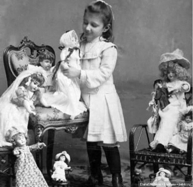 Как хочется заглянуть в прошлое своих антикварных кукол.....А Вам