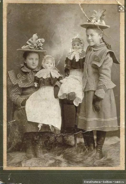 Как хочется заглянуть в прошлое своих антикварных кукол.....А Вам