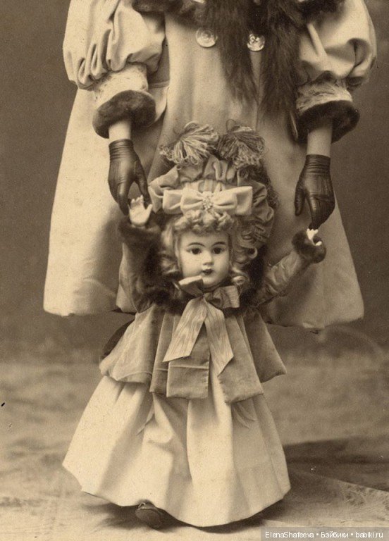 Как хочется заглянуть в прошлое своих антикварных кукол.....А Вам