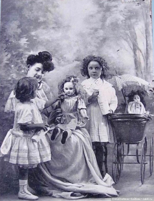 Как хочется заглянуть в прошлое своих антикварных кукол.....А Вам