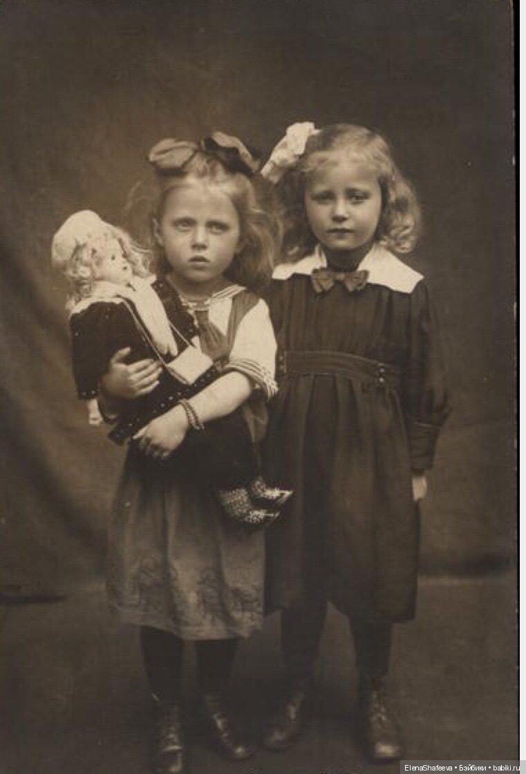 Как хочется заглянуть в прошлое своих антикварных кукол.....А Вам