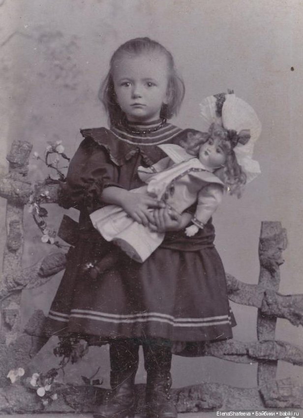 Как хочется заглянуть в прошлое своих антикварных кукол.....А Вам