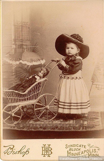 Как хочется заглянуть в прошлое своих антикварных кукол.....А Вам