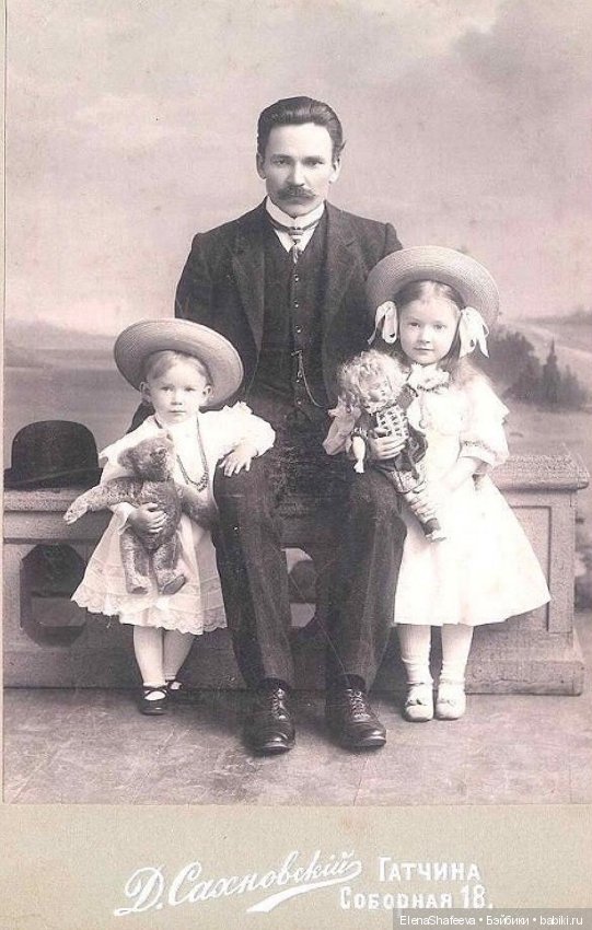 Как хочется заглянуть в прошлое своих антикварных кукол.....А Вам