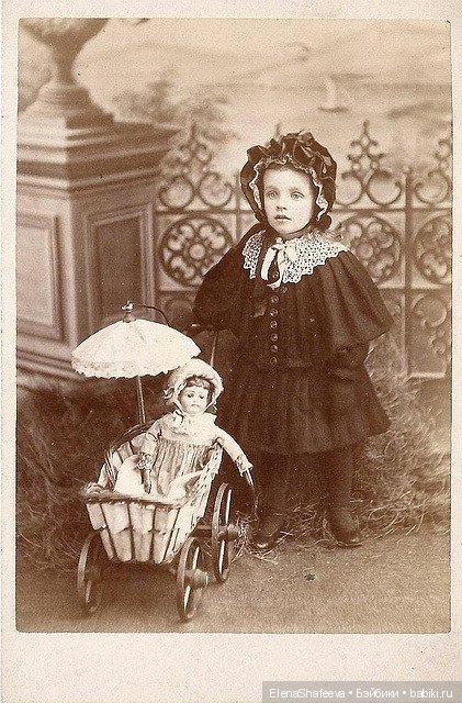 Как хочется заглянуть в прошлое своих антикварных кукол.....А Вам