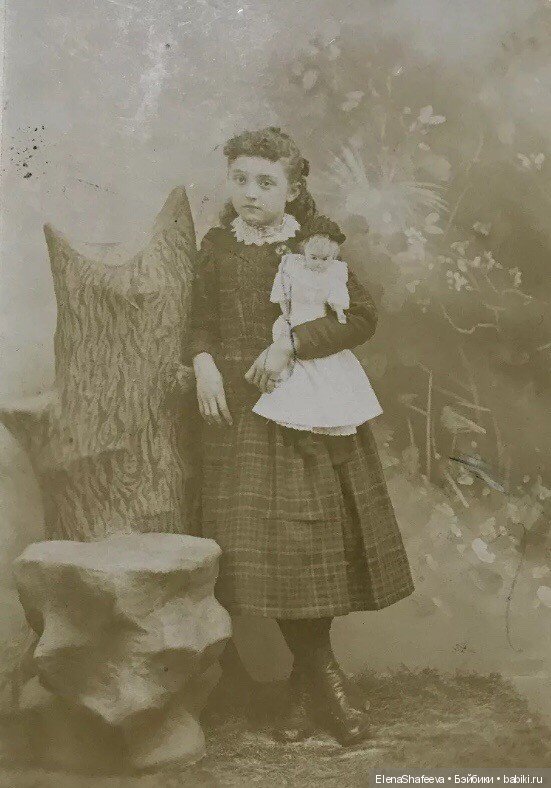 Как хочется заглянуть в прошлое своих антикварных кукол.....А Вам