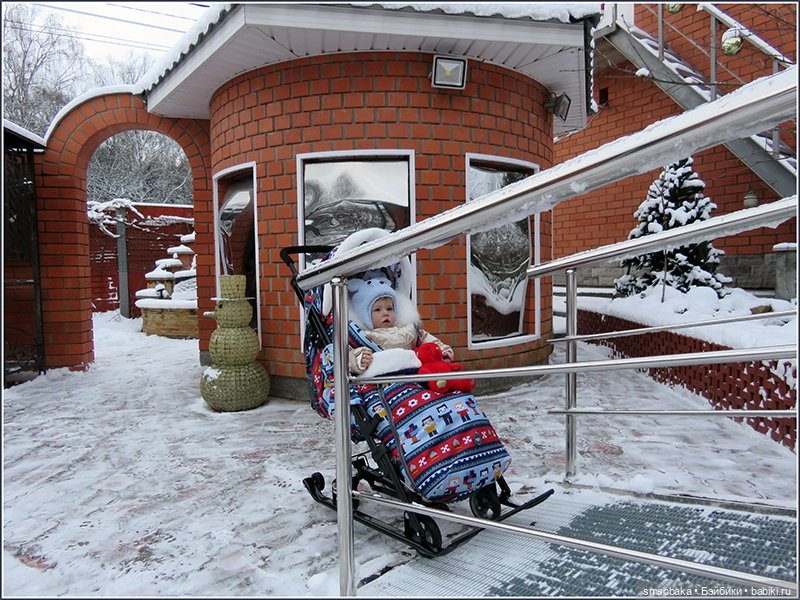 Димулька в зимней колясочке