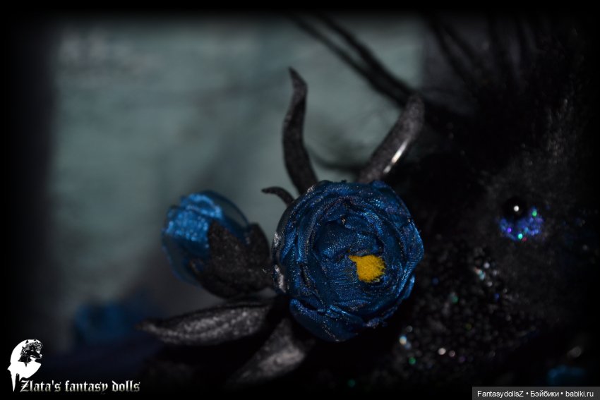 Зачарованный черный попугай авторская подвижная мягкая скульптура