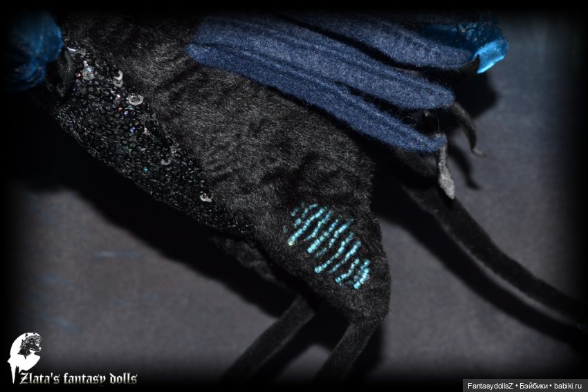 Зачарованный черный попугай авторская подвижная мягкая скульптура (фото 4)