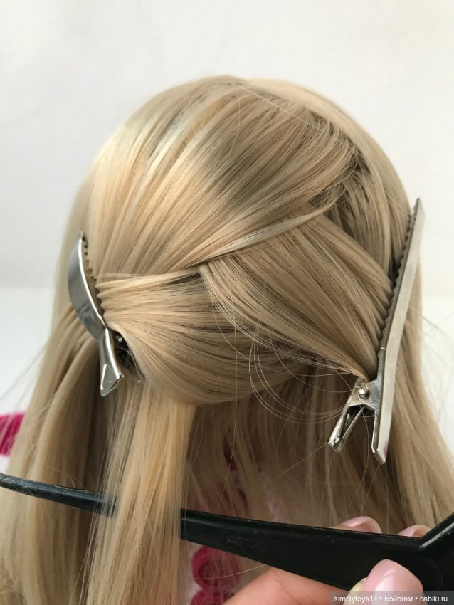 Как сделать фигурный (чешуйчатый) пробор кукле (фото 9)