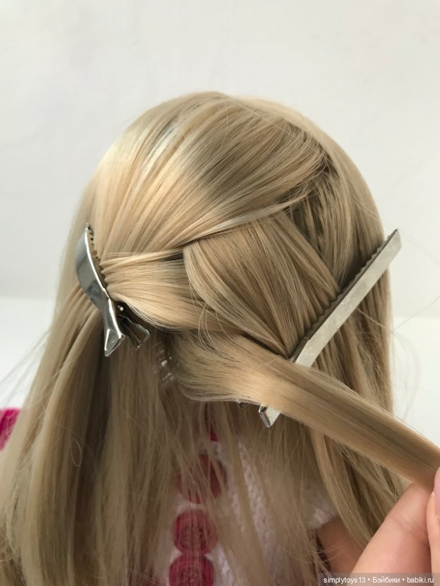 Как сделать фигурный (чешуйчатый) пробор кукле (фото 10)
