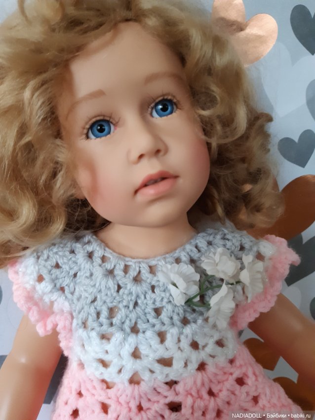 Голубоглазка AIMEE примеряет наряды