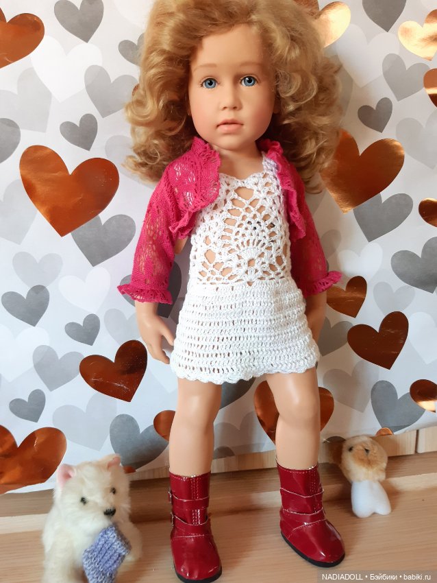 Голубоглазка AIMEE примеряет наряды