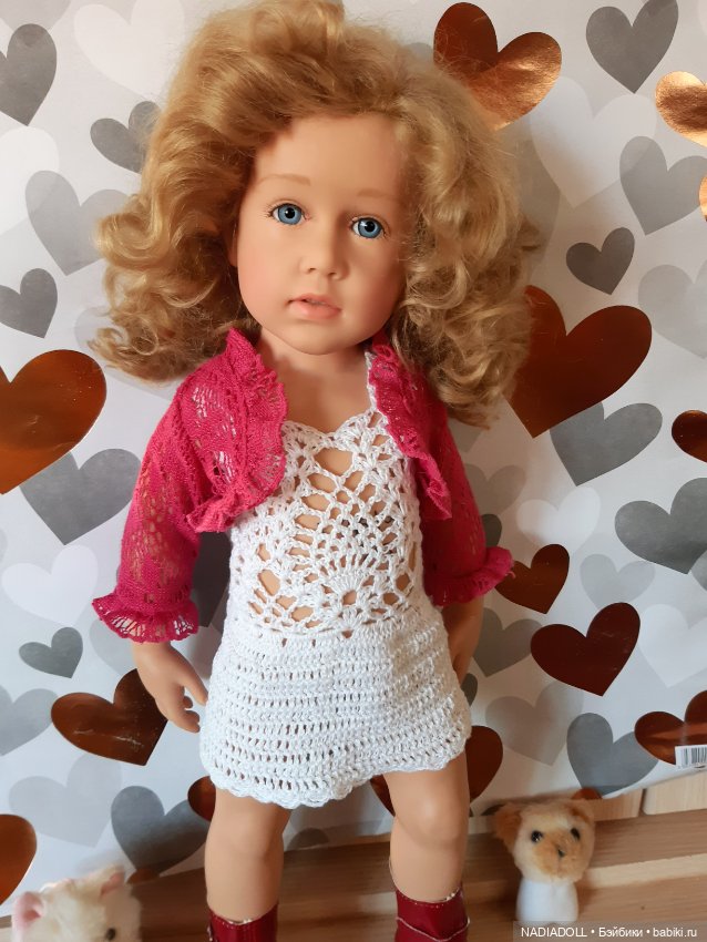 Голубоглазка AIMEE примеряет наряды