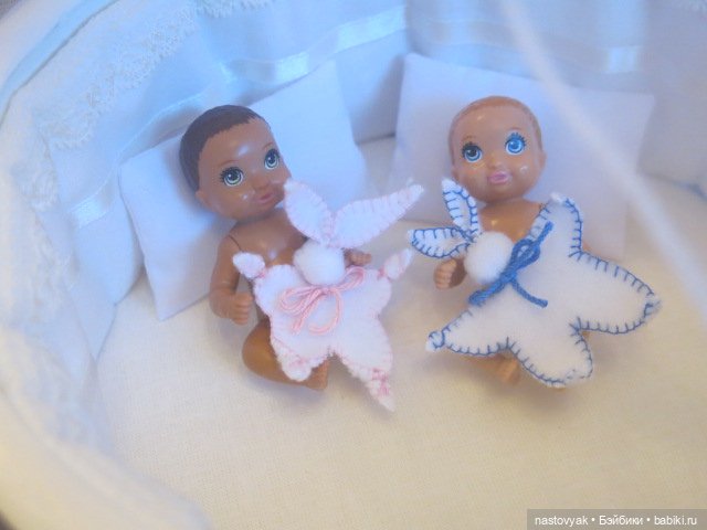 Кукольная коляска и кроватка для двойняшек. 1/6