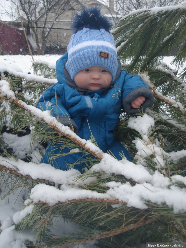 Малыш Арсений на небольшой прогулке