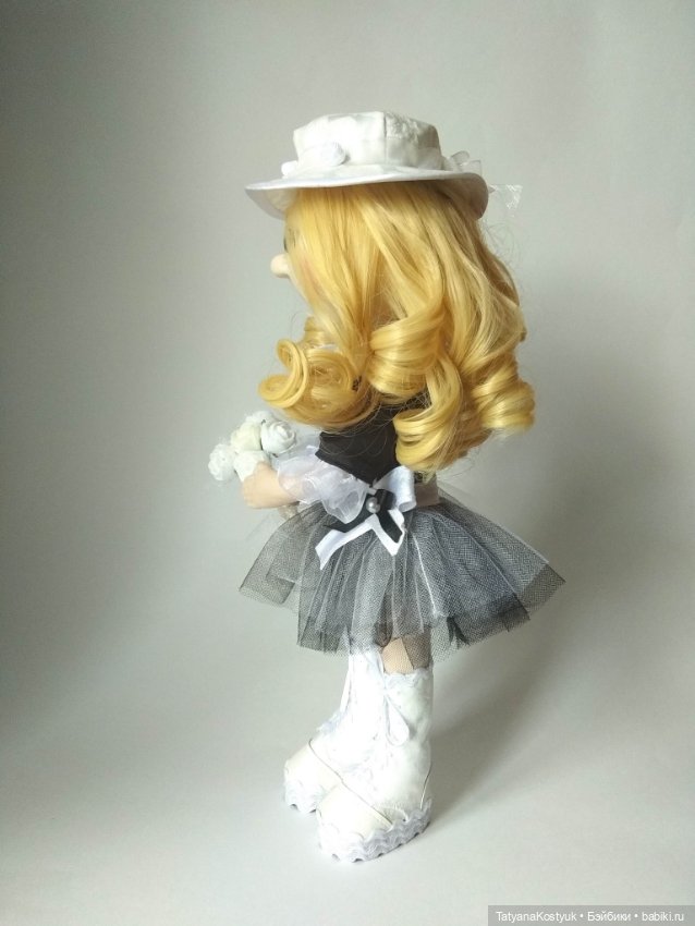 Кукла текстильная в чёрно-белом платье (фото 4)